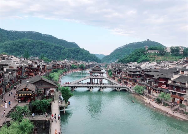 Phượng Hoàng cổ trấn của Trung Quốc nên đi tour hay tự túc