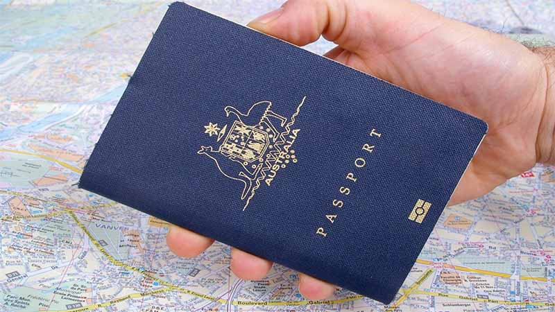 Hinh ảnh Passport trên tay