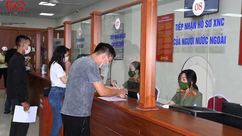 Làm hộ chiếu trực tiếp tại Cơ quan Quản lý Xuất nhập cảnh Công an tỉnh hoặc Bộ Công an