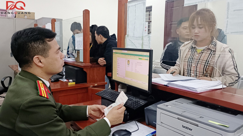 Đại diện nộp hồ sơ tại cơ quan chức năng