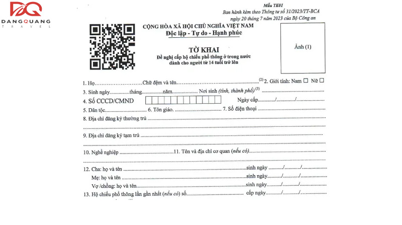 Nhận tờ khai TK01 phục vụ cho việc điền thông tin đăng ký hộ chiếu.